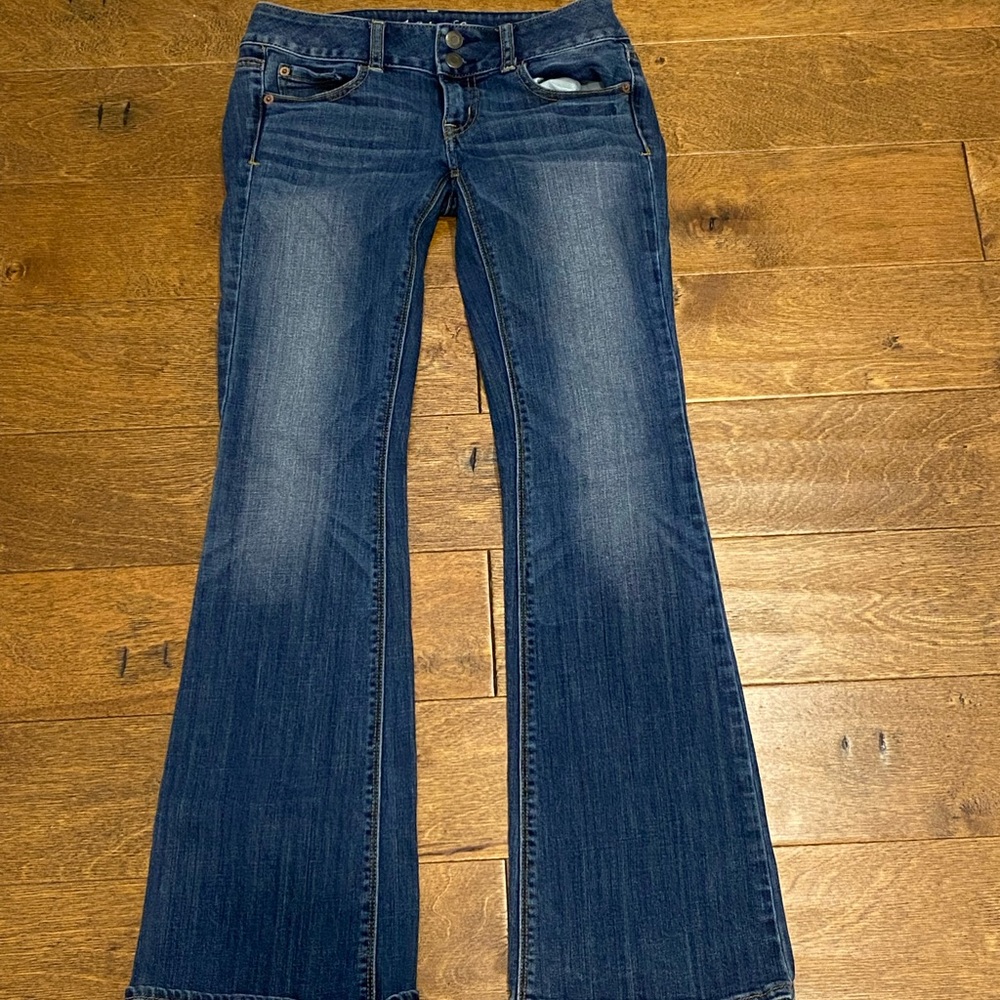 Low rise boot cut American Eagle jeans super stretch. Size 00 on shorter side.